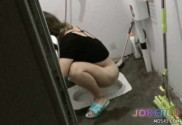  偷拍妈妈洗澡给妈妈灌醉强上